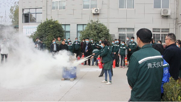 青天儀表加強安全意識，全體員工進(jìn)行消防演練